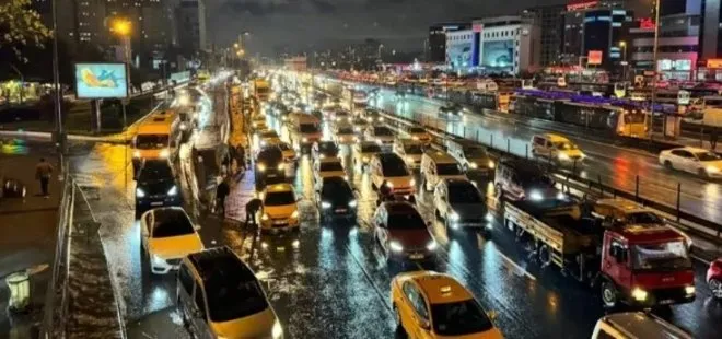 İstanbul’da trafik durma noktasında! Cuma trafiğinde yoğunluk yüzde 90’lara ulaştı