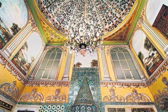 Topkapı Sarayı’nda restorasyon rezaleti! Duvarlarda incelmeler ve çeşitli delikler oluştu - 1
