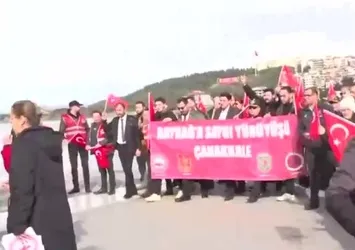 Bayrak provokasyonuna tepki yürüyüşü