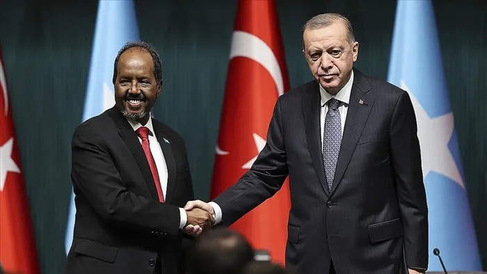 baskan-erdogan-somali-cumhurbaskani-hasan-seyh-mahmud-ile-gorustu-1659898430606.jpg Başkan Erdoğan Somali Cumhurbaşkanı Hasan Şeyh Mahmud ile görüştü - 3