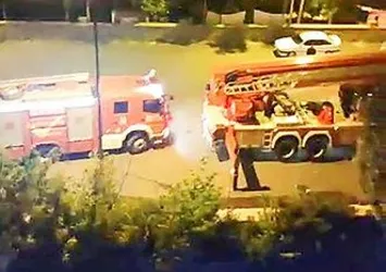 Eşi terk edince evini ateşe verdi! Komşuları balkondan hortumla su tuttu