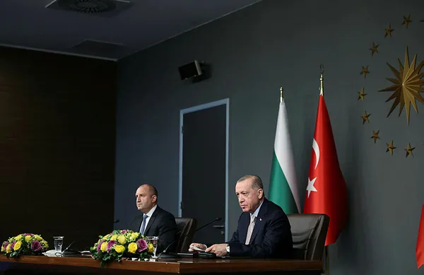 baskan-erdogan-ve-bulgaristan-cumhurbaskani-rumen-radevden-flas-aciklamalar-hedefimiz-10-milyar-dolar-1670601902528.jpg Başkan Erdoğan ve Bulgaristan Cumhurbaşkanı Rumen Radev'den flaş açıklamalar: "Hedefimiz 10 milyar dolar" - 3