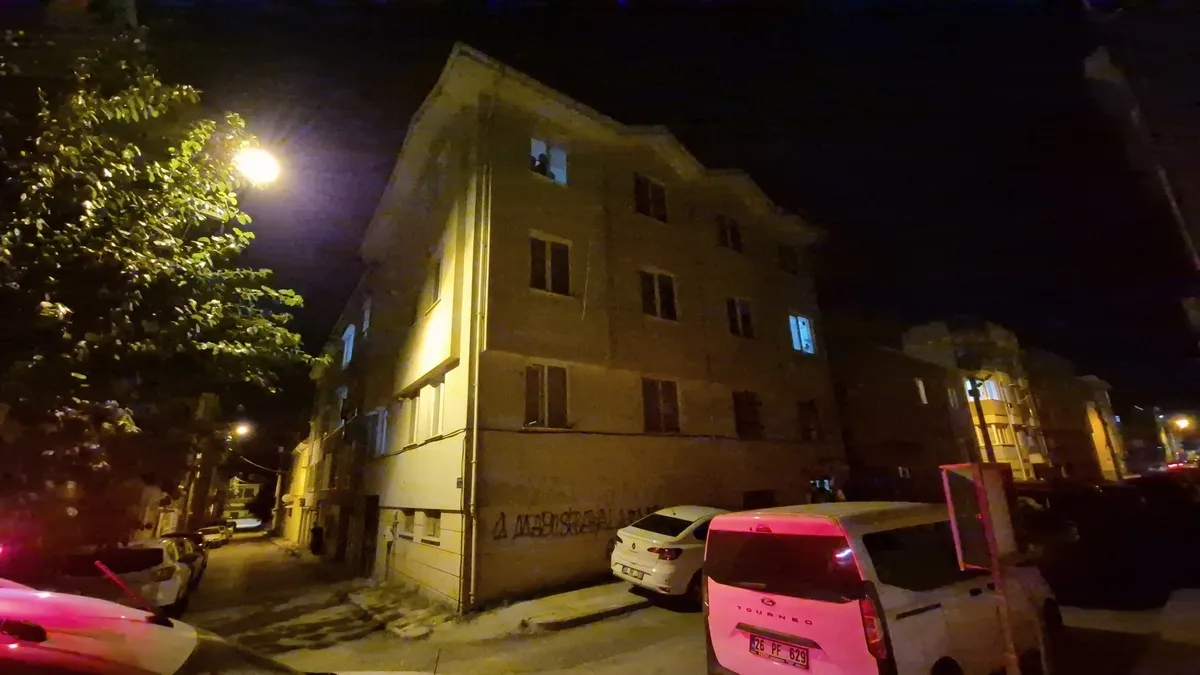 Eskişehir’de gece yarısı korku dolu anlar! Apartmanın 2. katından düşen şahıs yaralandı