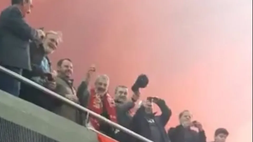 Hazine ve Maliye eski Bakanı Berat Albayrak ve babası Sadık Albayrak Trabzonspor’un şampiyonluğuna böyle sevindi