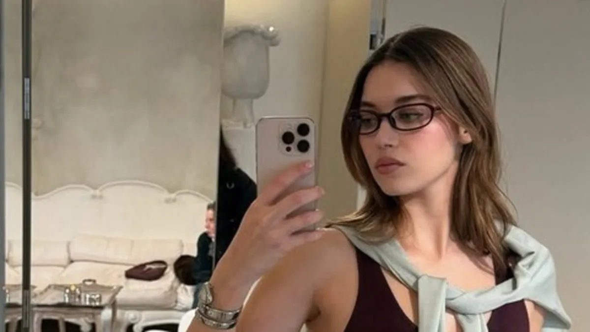 A.B.İ.'nin yıldızı Afra Saraçoğlu Paris’i salladı! Ayna pozuna beğeni yağmuru