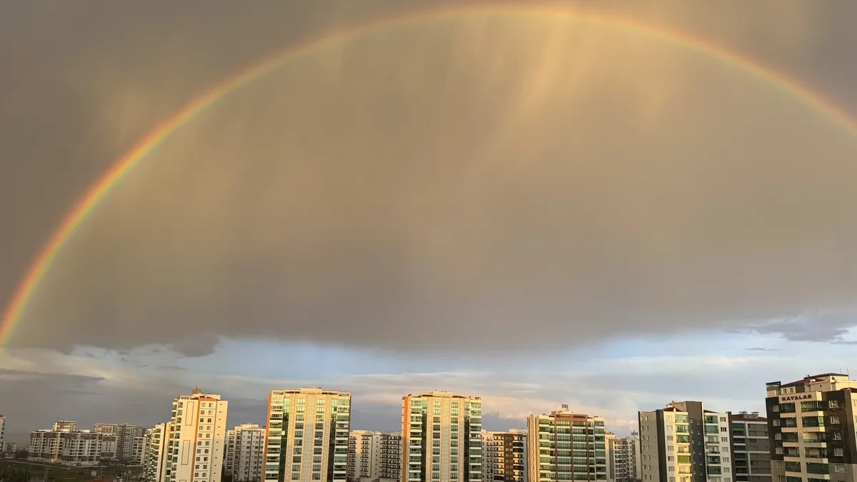 Yağmur sonrası oluşan gökkuşağı hayran bıraktı