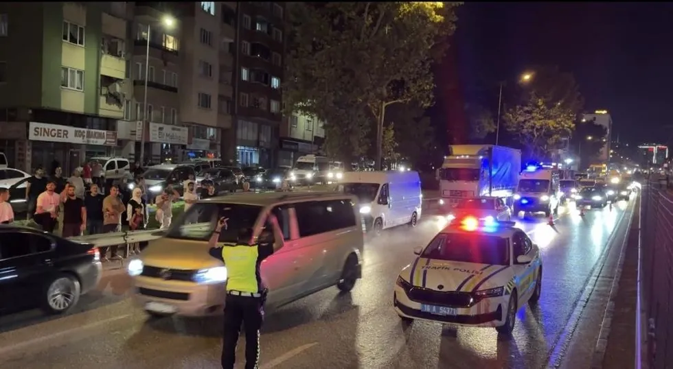 bursada-alkollu-sahis-metro-diregine-cikti-ulasim-durdu-1786416443941.jpg Bursa'da akılalmaz olay! Alkollü şahıs direğe çıktı: Metro seferleri ertelendi - 3