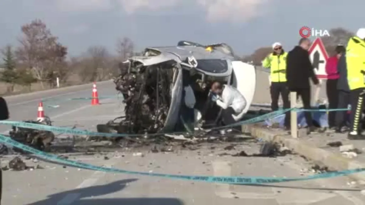 Konya'da otomobil refüje çarptı: 3 ölü