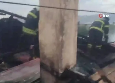 İki katlı evin çatısı yandı