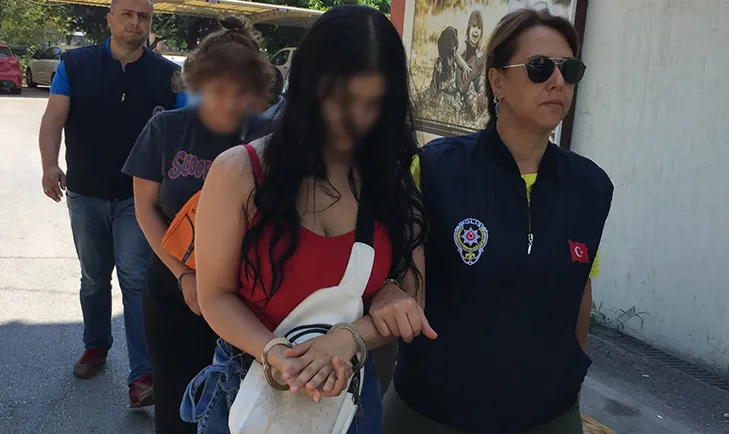 Kız kardeşler sahte altınla dolandırıcılık yaparken yakalandı - 3