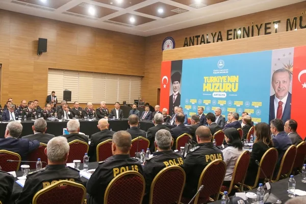 icisleri-bakani-ali-yerlikaya-toplumumuzu-zehirlemeye-calisanlara-hayati-zehir-edecegiz-1700414605561.jpg İçişleri Bakanı Ali Yerlikaya: “Toplumumuzu zehirlemeye çalışanlara hayatı zehir edeceğiz” - 4