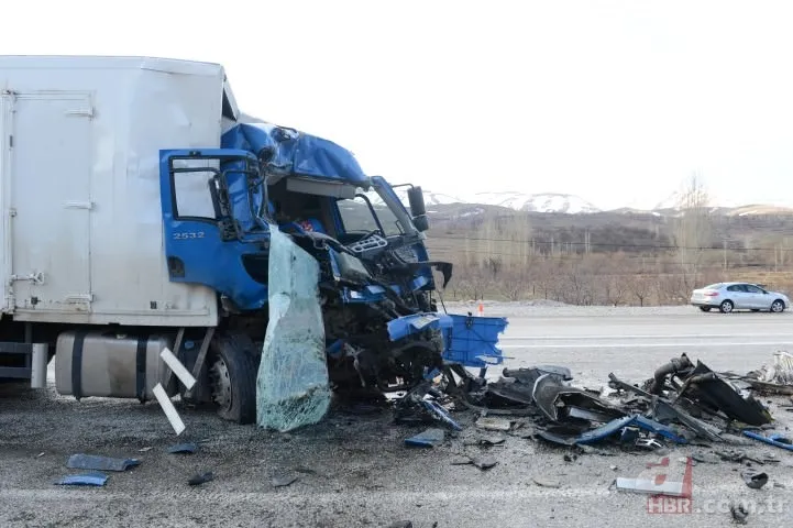 Kamyon yolcu otobüsüne çarptı! 1