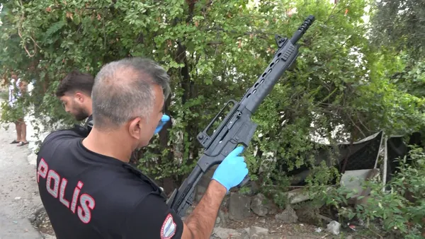 af-tufegiyle-sokak-ortasinda-ates-acti-silah-sikinti-degil-baba-canimi-sikanlari-vuracagim-1631863161476.jpg Af tüfeğiyle sokak ortasında ateş açtı: Silah sıkıntı değil baba canımı sıkanları vuracağım - 1