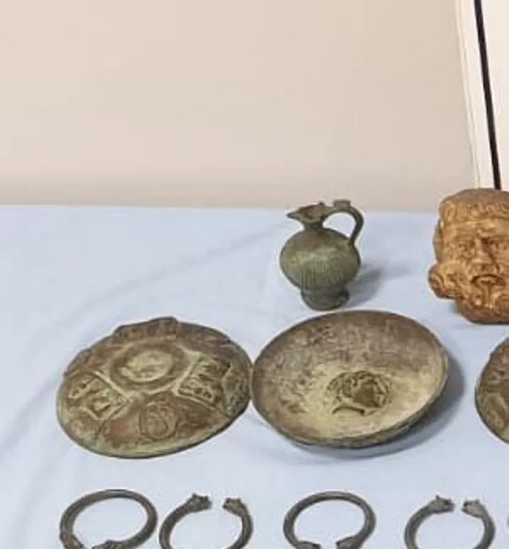 İzmir’de Lidya dönemine ait para ve tarihi eserler ele geçirildi