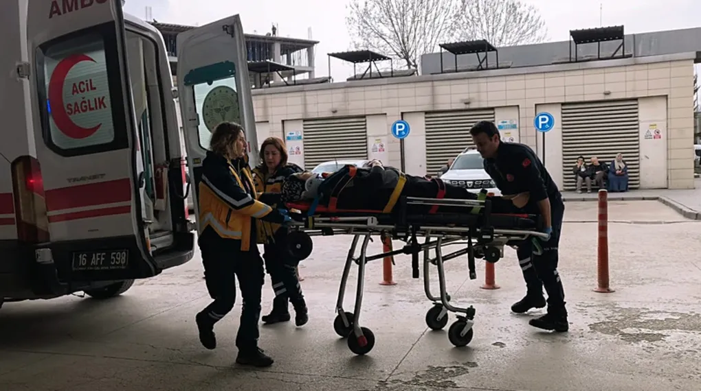 Bursa'da cam silerken 4 metreden düştü