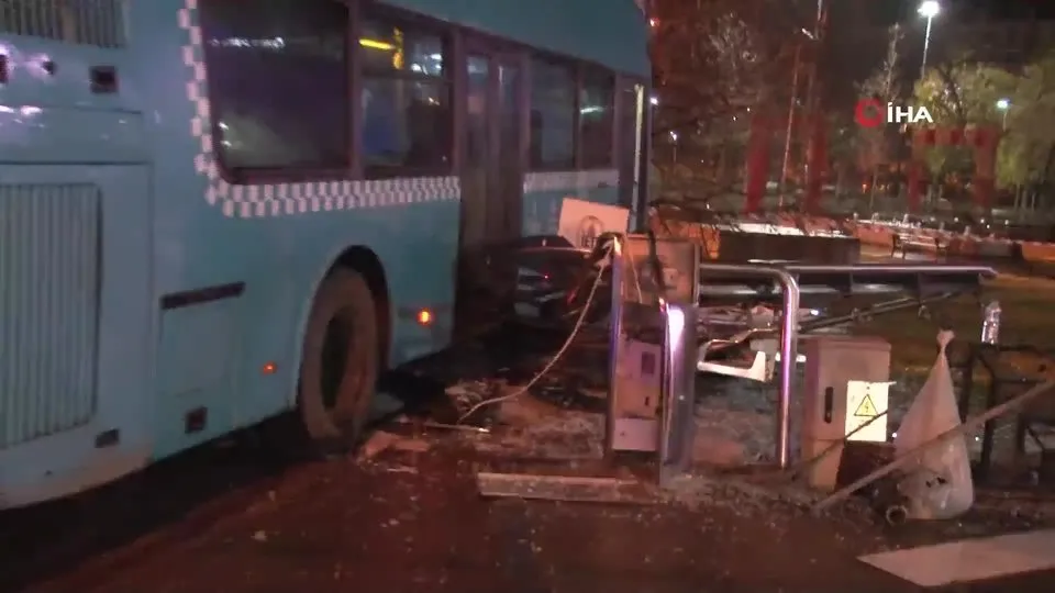 Istanbul Kartal Da Halk Otobusu Duraga Daldi Iste Olay Yerinden Goruntuler Ahaber Video Izle