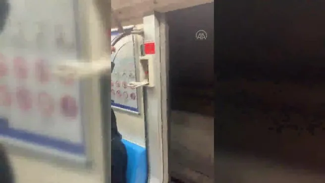 Kapısı arızalanan metro yolcuların canını hiçe saydı