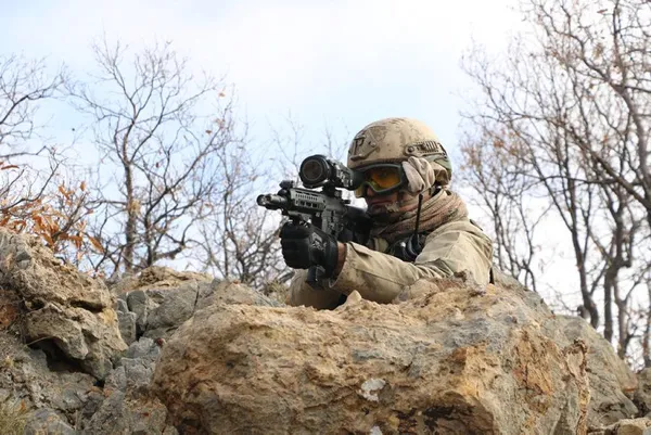 Suriye sınırındaki Mehmetçik, yerli teçihazat ve silahlarla vatan nöbeti tutuyor