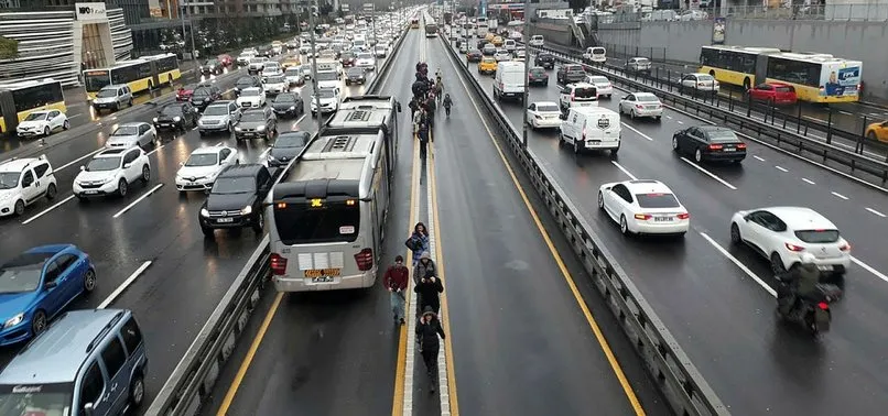 İstanbul Şirinevler'de metrobüs arızası! Uzun kuyruklar oluştu...
