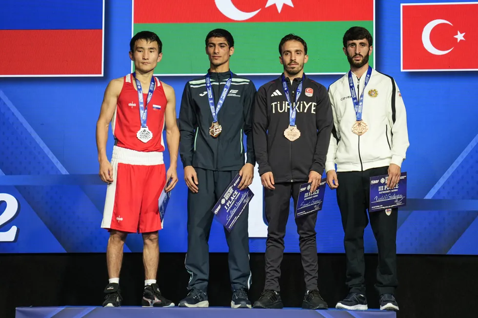 avrupa-sampiyonasinda-10-madalya-kazanan-milli-boksorler-yurda-dondu-1790443033430.jpg Milli boksör Samet Gümüş sağdan ikinci (AA)