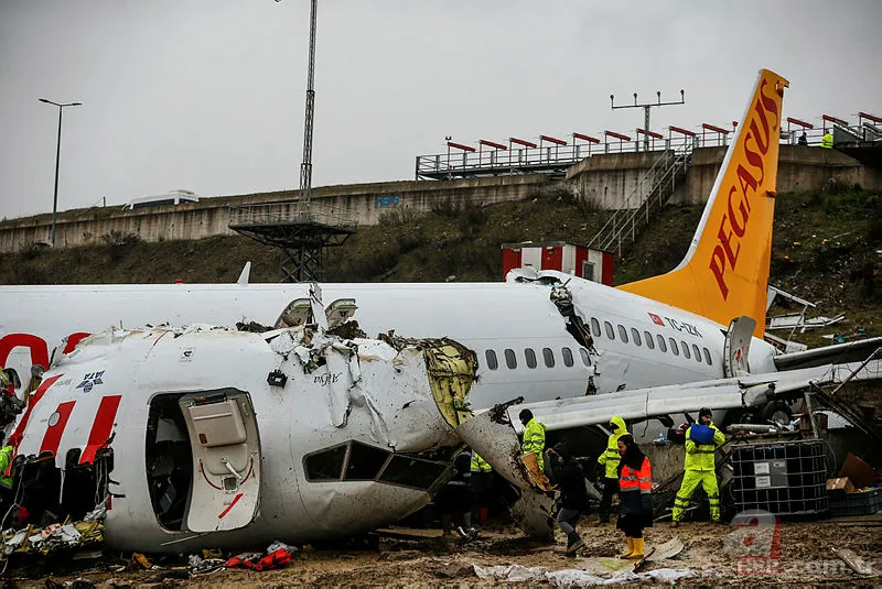 Son dakika: Pegasus uçağının enkaz kaldırma çalışmaları sürüyor 5
