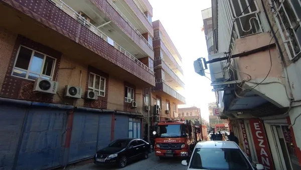 sanliurfada-korkutan-yangin-alev-ve-dumanlar-arasinda-kalan-7-kisiyi-ekipler-kurtardi-1672406526724.jpg Şanlıurfa’da korkutan yangın! Alev ve dumanlar arasında kalan 7 kişiyi ekipler kurtardı - 4