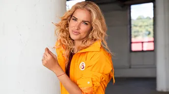 Burcu Esmersoy’dan yağmura karşı ilginç önlem! Mavi galoşlarla poz verdi
