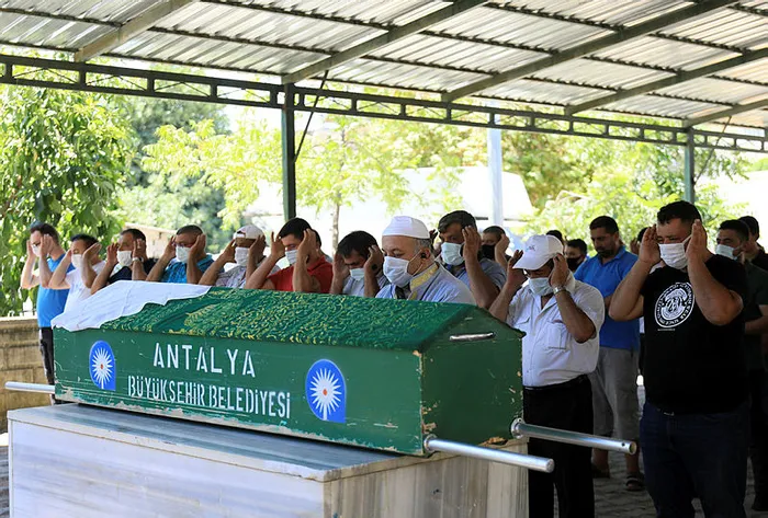 Bir babanın yıkıldığı an! Derede bulunan Ecrin'in cenazesini gözyaşlarıyla teslim aldı - 7