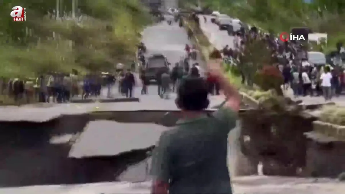 Yer yarıldı saniyeler içinde yuttu! O anlar kamerada: Araçlar son anda…