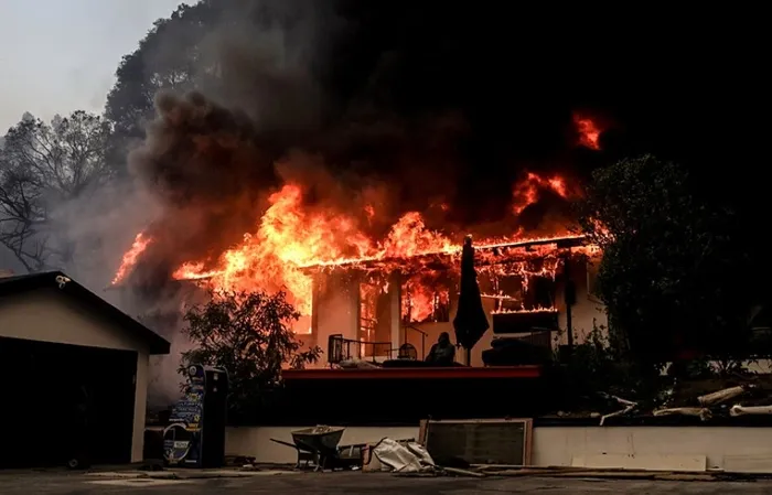 los-angeles-yanginlari-amerikaya-pahaliya-patlayacak-dudak-ucuklatan-maliyet-alevler-icindeki-evler-4-milyon-d-1736690750318.jpg Foto: EPA