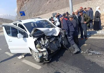 Hakkari'de kamyonetler çarpıştı: 8 yaralı