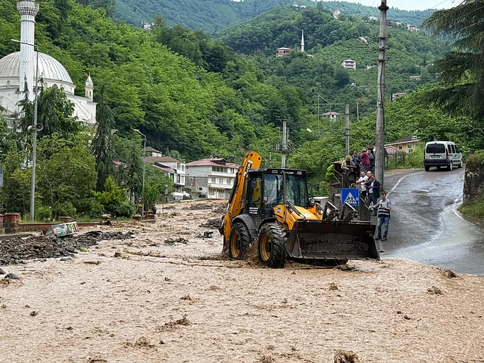 trabzonda-selin-izleri-siliniyor-arama-ve-temizlik-calismalari-suruyor-1749017667021.jpg Başkan Erdoğan da Trabzon'daki son durumu yakından takip ediyor (İHA)