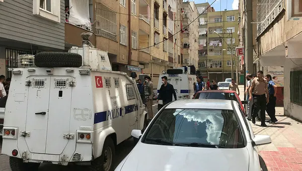 Diyarbakır'da devriye gezen polis ekibine saksı atıldı: 1 polis yaralandı - 1