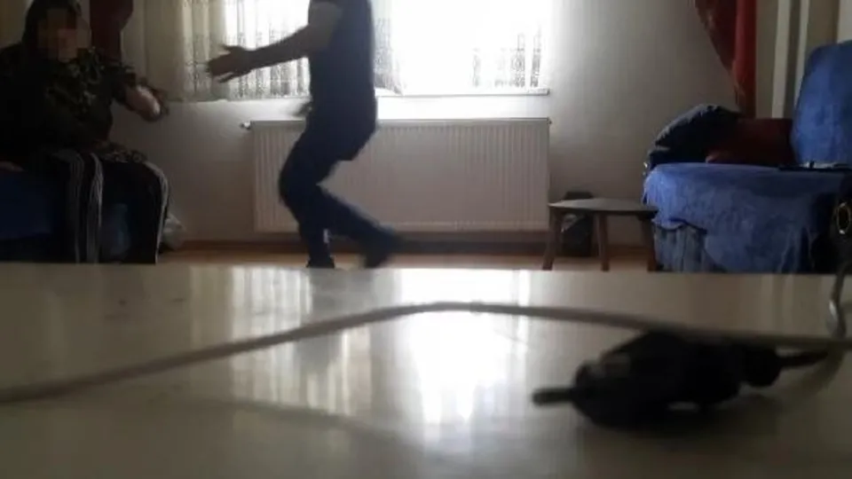 Ev sahibinden kiracıya taciz! Kızına para verip evden göndermek istedi | Gizli kamerayla kaydetti