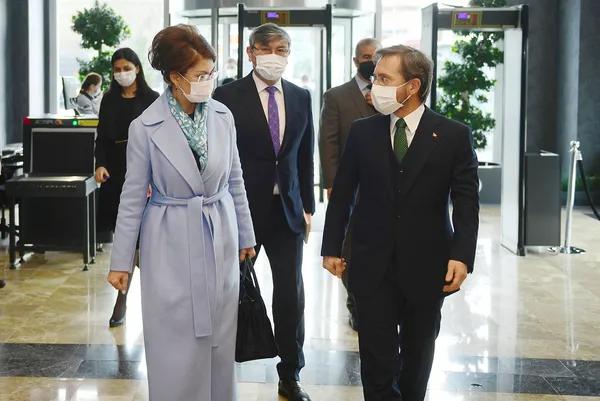 İletişim Başkanı Altun Kazak Bakan Balayeva ile bir araya geldi