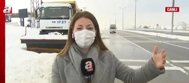 ibbnin-yolda-arizalanan-kar-kureme-aracini-kim-kaldiracak-1643200602521.jpg İBB'nin yolda arızalanan kar küreme aracını kim kaldıracak? - 1