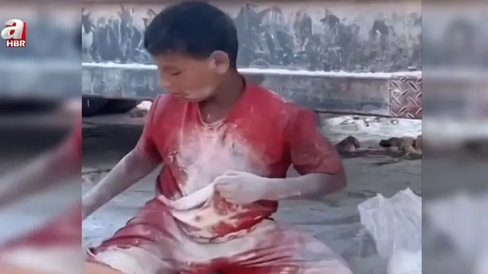 Açlık ve kıtlık İsrail’in en etkili silahı! Yere dökülen unu tişörtüyle toplamaya çalıştı...
