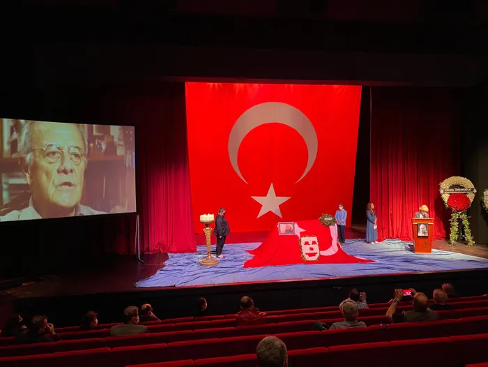 Usta tiyatrocu Erol Keskin son yolculuğuna uğurlandı