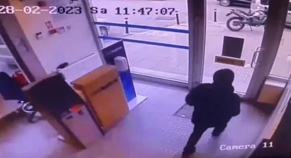 1677761229859.jpg Oyuncak tabancayla banka soygunu! O anların kaydı ortaya çıktı - 2