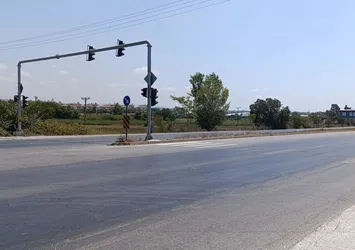 Antalya'da hatalı U dönüşü kazayı getirdi! 3 araç birbirine girdi