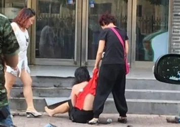 Aldatılan kadın yakalayınca... Fena dövdüler