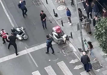 Nişantaşı'nda tekmeli tokatlı kavga! Polislere aldırış etmeden birbirlerine girdiler... O anlar kamerada