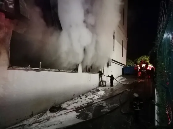 Gebze'de silah fabrikasında korkutan yangın | A Haber olay yerinde... - 1