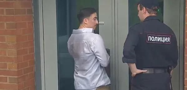 Sarhoş diplomatın elçiliğe geliş anı kamerada! Ayakta duramıyor! Rusya ABD ile sosyal medyadan öyle bir dalga geçti ki...