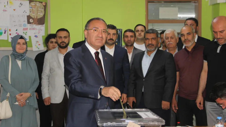 Türkiye’de tarihi seçim! Siyasiler sandık başında
