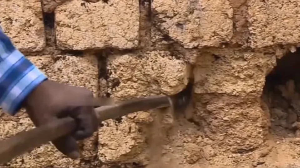 Duvarı kırdı içinden çıkan şoke etti!