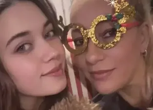 A.B.İ.’nin başrolü Afra Saraçoğlu’nun annesiyle pozuna yorum yağdı