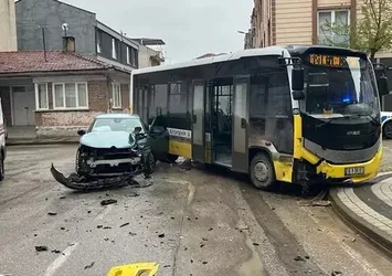 Otomobil, halk otobüsüne çarptı: 3 yaralı