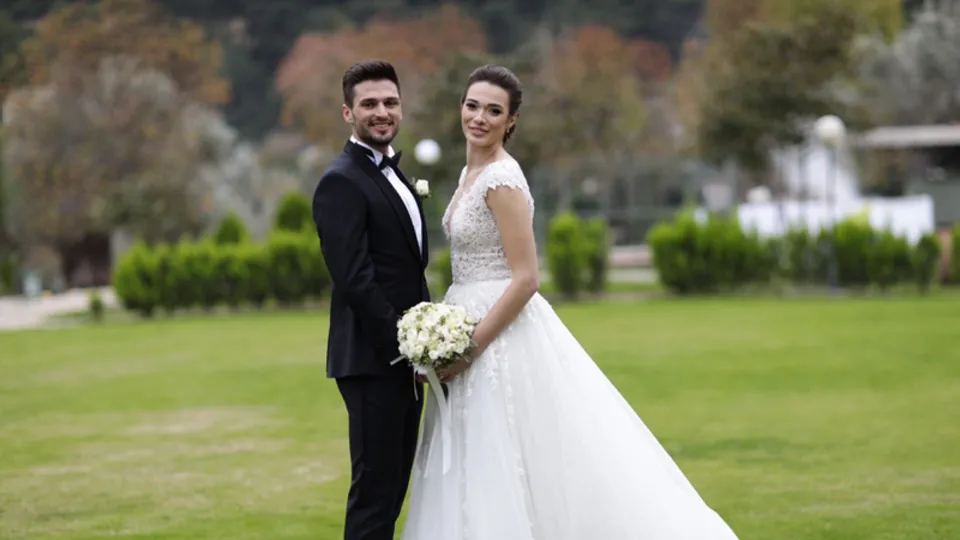 Futbolcu Okay Yokuşlu Melisa Kerman ile dünyaevine girdi