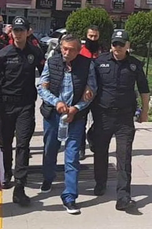 1649587820802.jpg Balıkesir Edremit'te vahşet! Murat Sürer oğlu Barış Sürer'i satırla katletti - 2